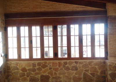 aluminio rotura de puente termico con vidrio camara 4/12/6 control solar y bajo emisivo madera embero texturado con perfil decorativo estilo ingles en el mismo acabado