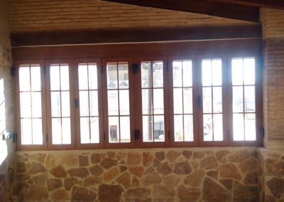 aluminio rotura de puente termico con vidrio camara 4/12/6 control solar y bajo emisivo madera embero texturado con perfil decorativo estilo ingles en el mismo acabado